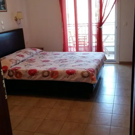 La Luna Néos Marmarás